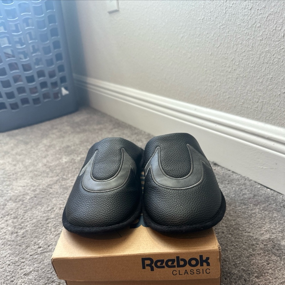 True religion slippers
Size M black